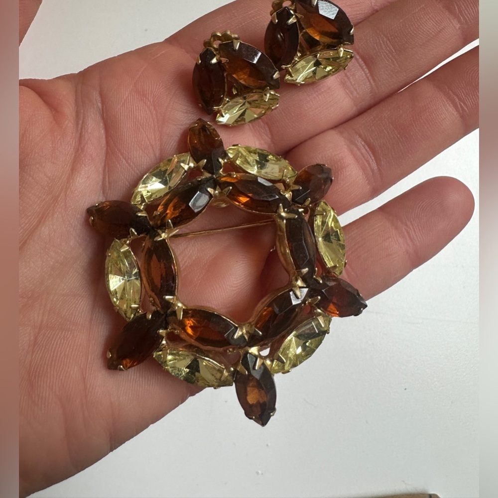 Vintage yellow and root beer rhinestone brooch set - Picture 2 of 7